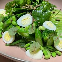 Зеленый салат с перепелиным яйцом