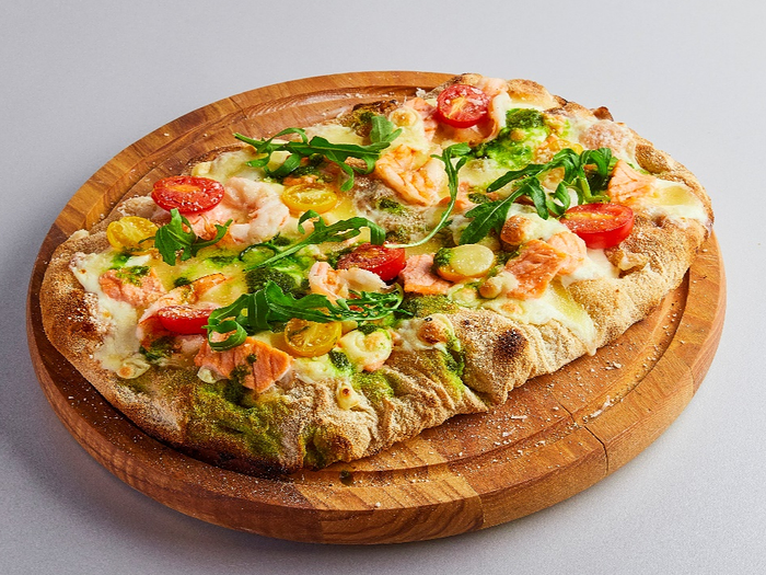 Пицца с лососем и креветками со сливочно чесночным соусом