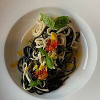 Черные спагетти с кальмаром и боттаргой