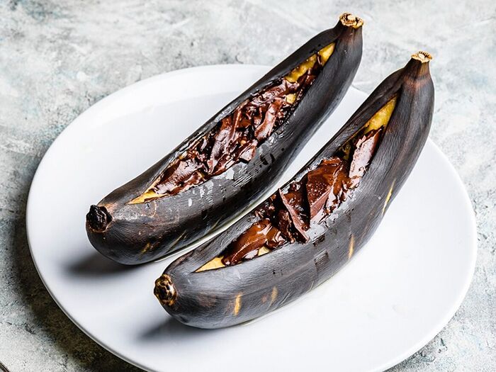 Банан на углях в шоколаде