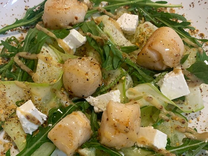 Зеленый салат с морским гребешком