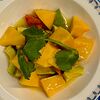 Фото к позиции меню Салат с манго, авокадо и узбекскими томатами