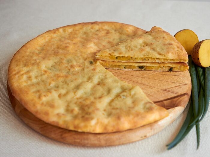 Пирог осетинский с картофелем и зелёным луком