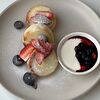 Фото к позиции меню Сырники с ванильной сметаной и ягодным компоте