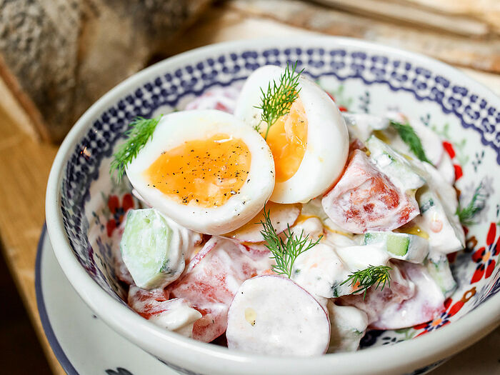 Домашний салат со сметаной и яйцом