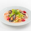 Фото к позиции меню Теплый салат с морепродуктами и сливочным соусом