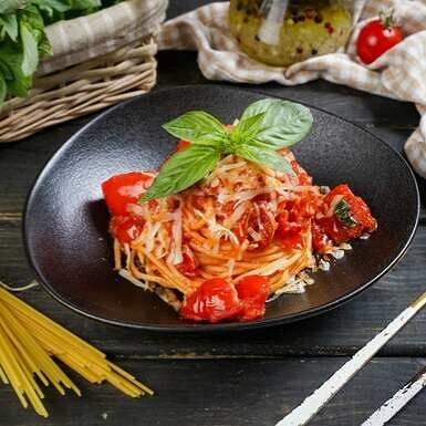 Спаггети с помидорами и базиликом