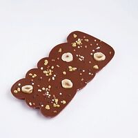 Шоколадная плитка Love из молочного шоколада с фундуком