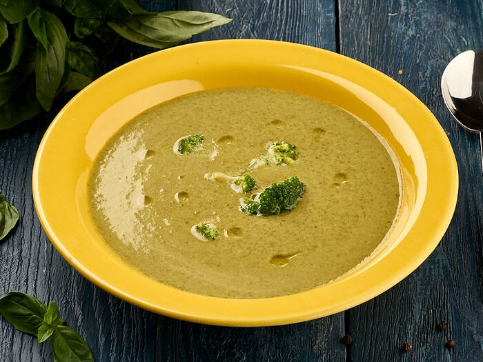 Зеленый суп-пюре с брокколи,  шпинатом и базиликом