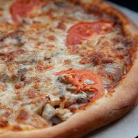 Пицца с фаршем и томатами