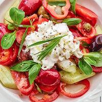 Салат со свежими овощами и оливками