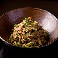 Салат с уткой бонг-бонг, огурцом, орехами кешью, зеленым луком и арахисовым соусом