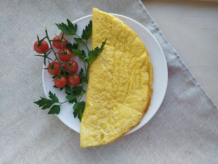 Омлет из свежих яиц с сыром и зеленью