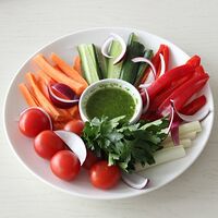 Тарелка свежих овощей и зелени