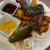 Фото к позиции меню Колбаски из фермерской свинины с картофельными дольками и пикантным соусом барбекю