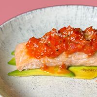 Опаленный стейк из лосося с авокадо и томатами