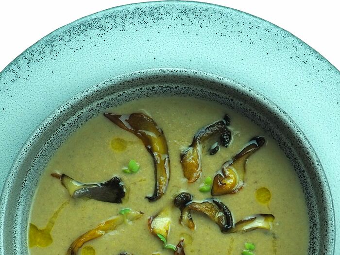 Крем-суп из лесных грибов с трюфельным маслом