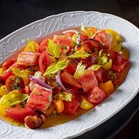 Краб по-каталонски с томатами и красным луком