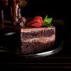 Фото к позиции меню Шоколадный торт с клубникой