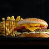 Фото к позиции меню Гамбургер с говяжьей котлетой и картофель фри