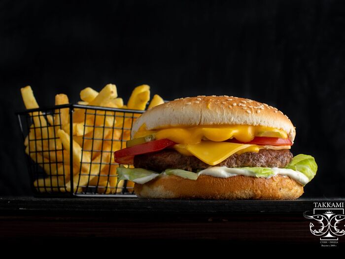 Гамбургер с говяжьей котлетой и картофель фри