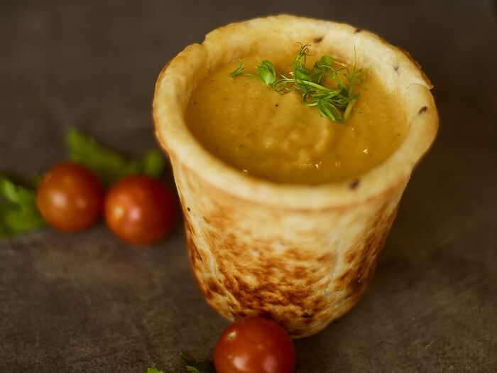 Чечевичный крем-суп в хлебном стакане