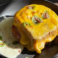 Сэндвич Крок-месье со cвинoй шейкой, сыром и соусом бешамель