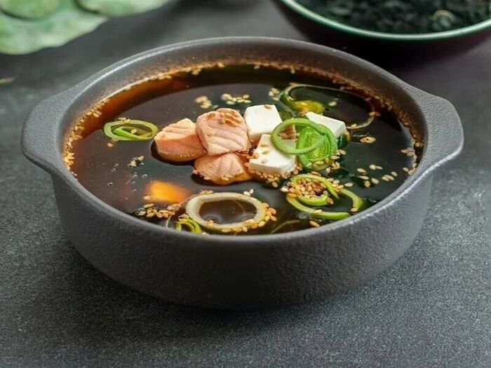 Мисо-суп с лососем и сыром тофу
