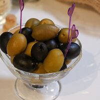Маслины и оливки