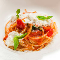 Спагетти с томатным соусом и бурратой