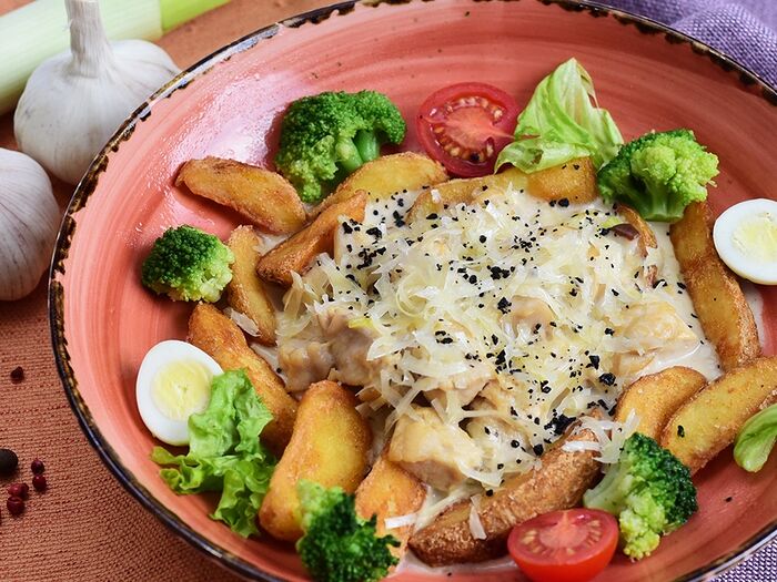 Куриная грудка в соусе из белых грибов с жареным картофелем и овощами