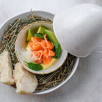 Яйцо пашот с лососем, авокадо и голландским трюфельным соусом