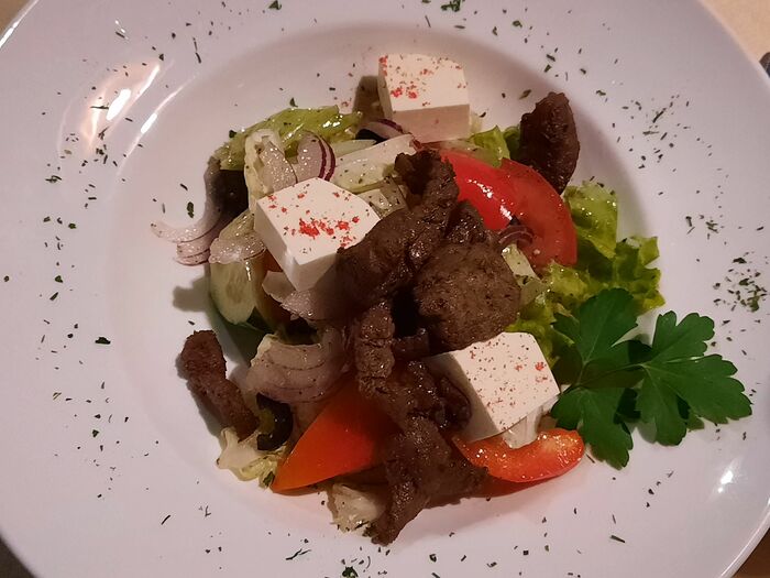 Греческий салат с обжаренной телятиной (халяль)