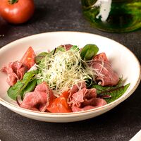 Салат с ростбифом и томатами