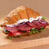 Фото к позиции меню Круассан-сэндвич с салями