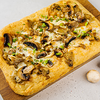 Фото к позиции меню Пицца с грибами. сыром моцарелла и зеленым луком