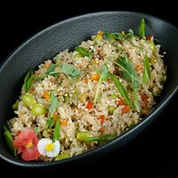 Чесночный рис с овощами