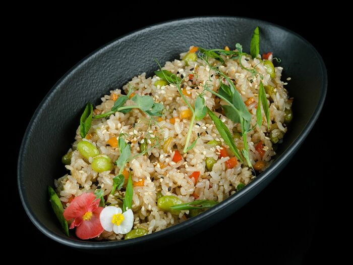 Чесночный рис с овощами