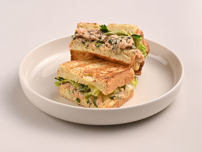 Сэндвич-бриошь с рийетом из лосося
