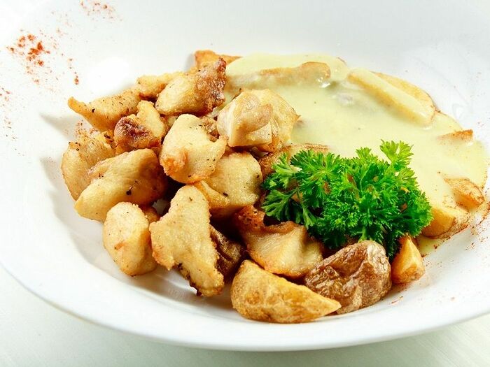 Куриное филе в сметанном соусе с обжаренным картофелем
