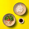 Фото к позиции меню Вок с говядиной, рисовой лапшой и соусом терияки