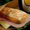 Фото к позиции меню Сэндвич с ветчиной и сыром на булочке панини