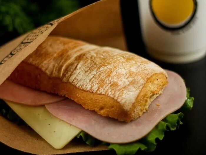 Сэндвич с ветчиной и сыром на булочке панини