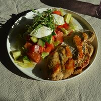 Куриное филе с овощным салатом