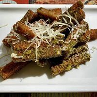 Гренки с пармезаном и соусом песто