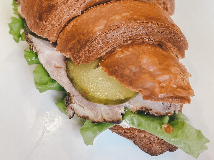 Круассан-сэндвич с копченой бужениной