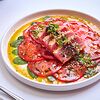Фото к позиции меню Крудо из тунца с томатами и шпинатом