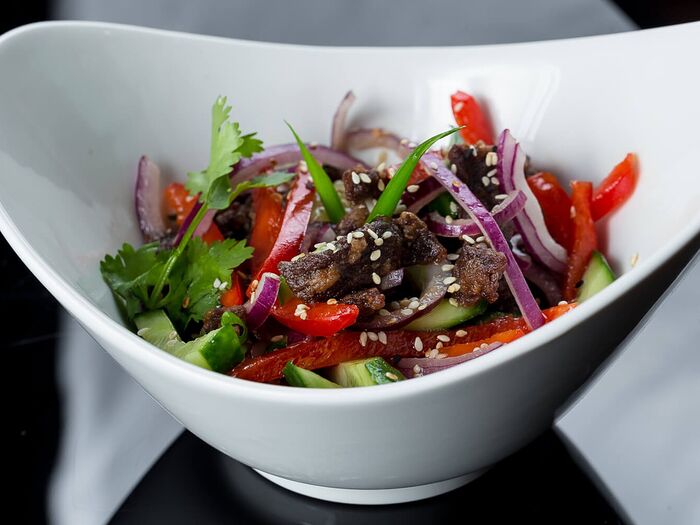 Салат из говяжьей вырезки, свежих овощей, кинзы в соусе гумбао