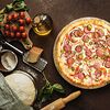 Фото к позиции меню Пицца Баварская с копчеными колбасками