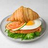 Фото к позиции меню Сэндвич-круассан с семгой и яйцом